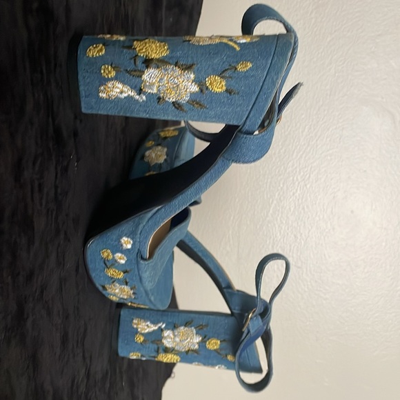 Derek Heart Blue jean material 4 inch heals - Picture 2 of 4